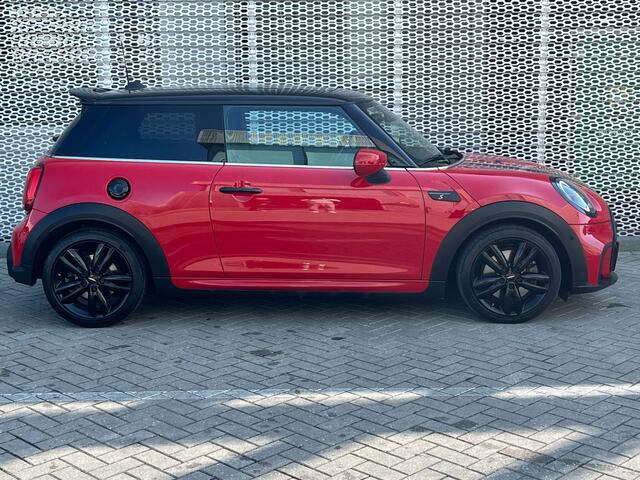 Mini COOPER S Mini 2.0 John Cooper Works / Pano / Stoelverwarming / Camera / Parkeer sensoren V+A / Adapt cruise / Head-up /