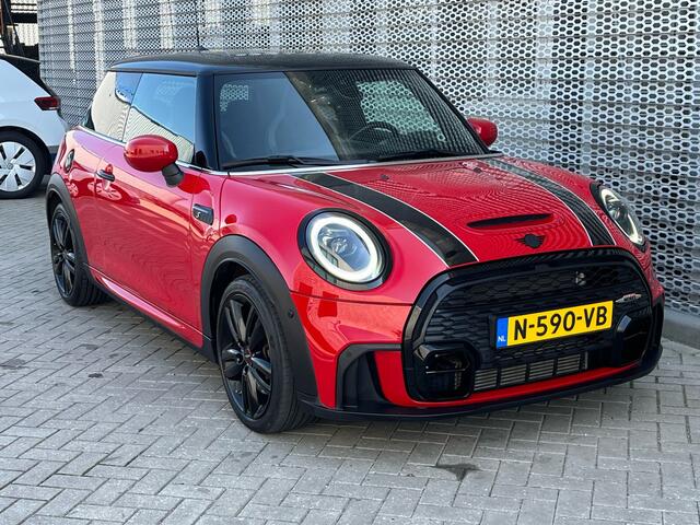 Mini COOPER S Mini 2.0 John Cooper Works / Pano / Stoelverwarming / Camera / Parkeer sensoren V+A / Adapt cruise / Head-up /
