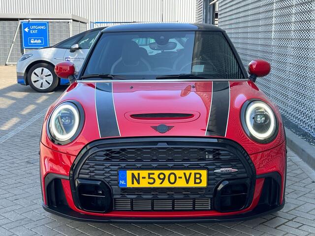 Mini COOPER S Mini 2.0 John Cooper Works / Pano / Stoelverwarming / Camera / Parkeer sensoren V+A / Adapt cruise / Head-up /