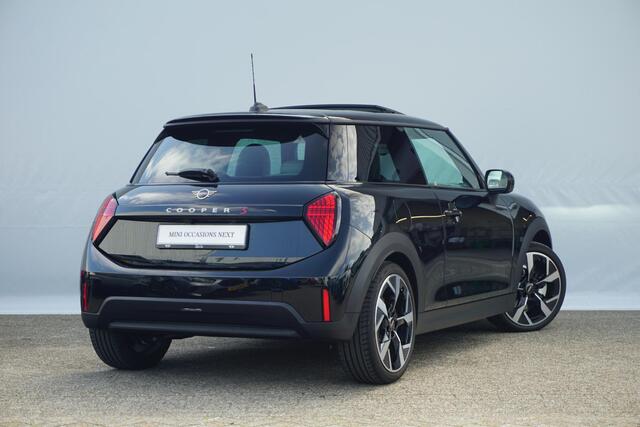Mini COOPER S Mini / Favoured Uitvoering / Pakket XL / 18'' LM Velgen