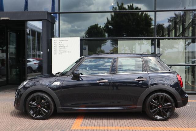 Mini COOPER S 5-deurs | Hammersmith Edition | JCW-Pakket | Glazen Panoramadak | YOURS Leder | 17" LM | Comfort Access