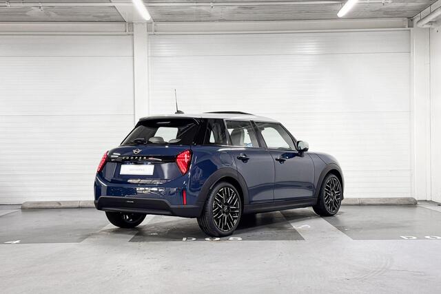 Mini COOPER S 5-Deurs 2.0 Favoured XL | Panoramadak | Head-Up Display | Stoelverwarming