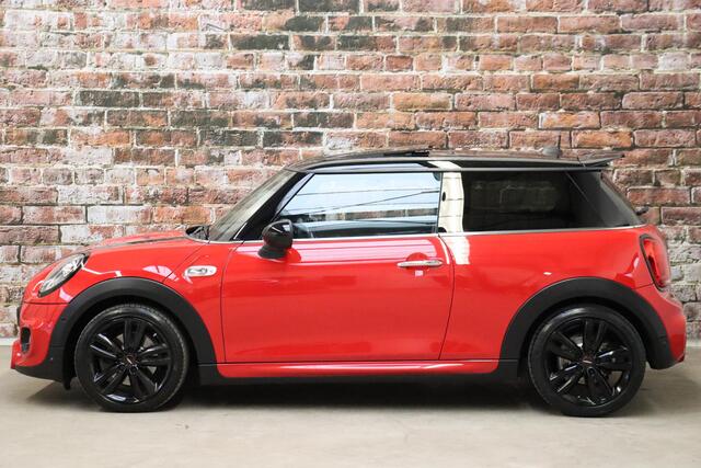 Mini COOPER S Hatchback Knightsbridge Edition Automaat 3 deurs / Panoramadak / Navigatiesysteem Plus / Leder / Harman Kardon / Stoelverwarming / LED / Head-Up Display / JCW Exterieur / 17 Inch / Extra Getint Glas / Parkeersensoren