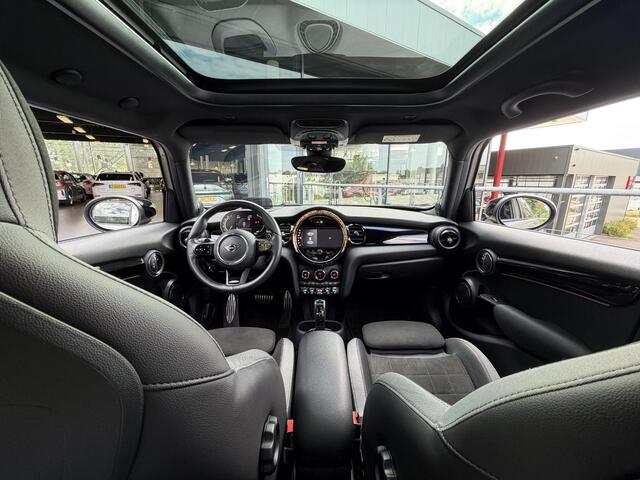 Mini COOPER S 5-Deurs 2.0 John Cooper Works Automaat 178PK | Panoramadak | HUD | Camera | Navigatie | Adaptieve Cruise Control | Stoelverwarming