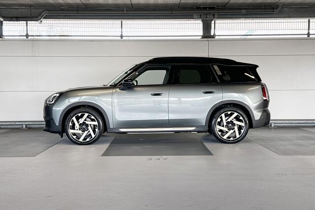Mini COUNTRYMAN Electric E Favoured 66.5 kWh | Pakket L | Dak en spiegelkappen in Jetblack