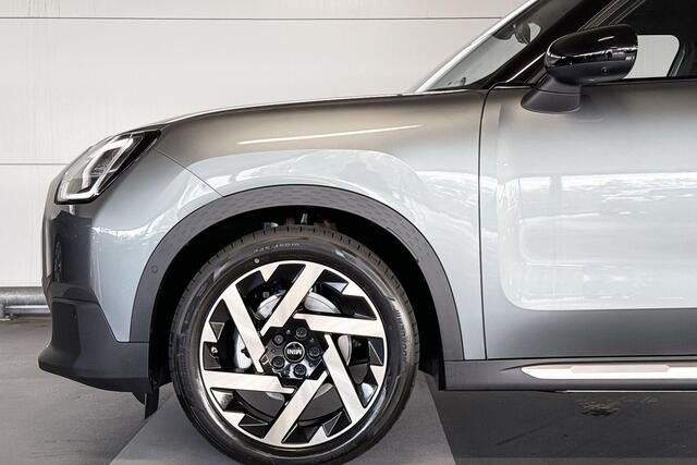 Mini COUNTRYMAN Electric E Favoured 66.5 kWh | Pakket L | Dak en spiegelkappen in Jetblack