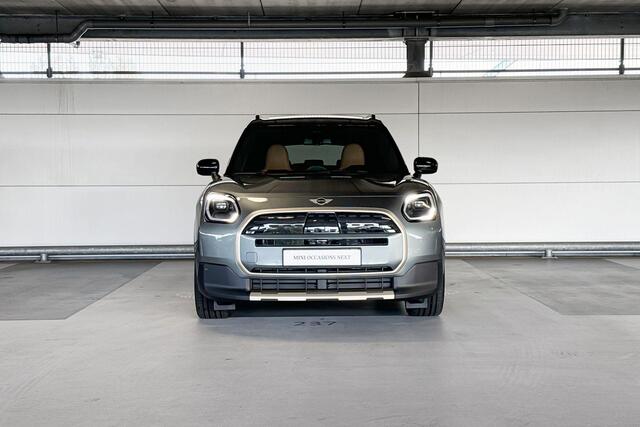 Mini COUNTRYMAN Electric E Favoured 66.5 kWh | Pakket L | Dak en spiegelkappen in Jetblack
