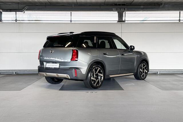 Mini COUNTRYMAN Electric E Favoured 66.5 kWh | Pakket L | Dak en spiegelkappen in Jetblack