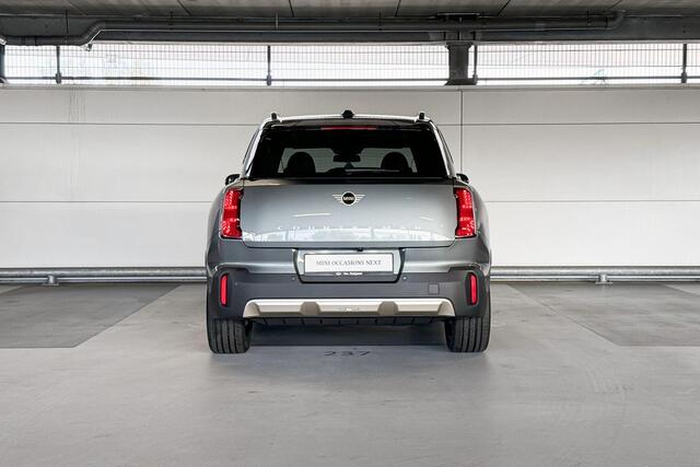 Mini COUNTRYMAN Electric E Favoured 66.5 kWh | Pakket L | Dak en spiegelkappen in Jetblack