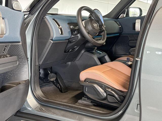 Mini COUNTRYMAN Electric E Favoured 66.5 kWh | Pakket L | Dak en spiegelkappen in Jetblack