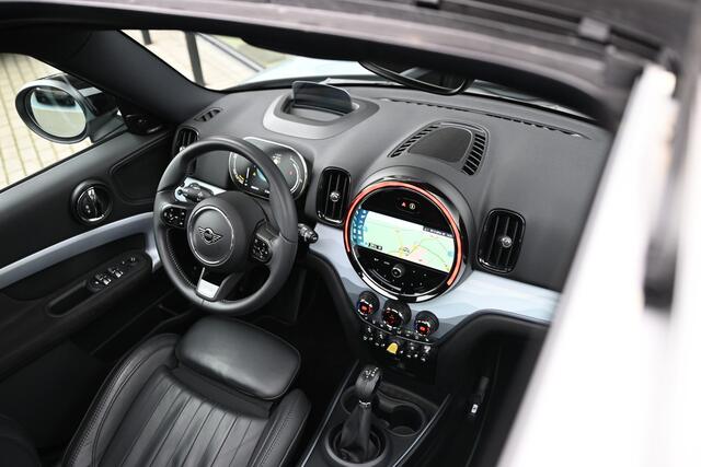 Mini COUNTRYMAN Cooper S E ALL4 Untamed Automaat / Panoramadak / Stoelverwarming / Adaptieve LED / Park Assistant / Head-Up / Harman Kardon / Active Cruise Control