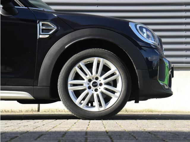 Mini COUNTRYMAN Cooper | Younique Trim + Comfort Plus Pakket + Trekhaak + Driving Assistant + Apple Carplay + Camera + Stuurwielverwarming + Comfort Acces + 18'' Pair Spoke
