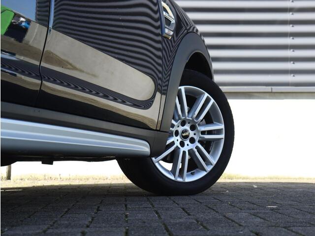 Mini COUNTRYMAN Cooper | Younique Trim + Comfort Plus Pakket + Trekhaak + Driving Assistant + Apple Carplay + Camera + Stuurwielverwarming + Comfort Acces + 18'' Pair Spoke