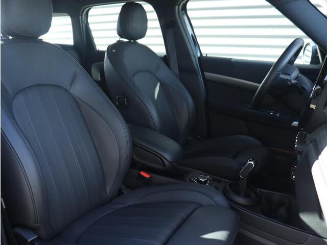 Mini COUNTRYMAN Cooper | Younique Trim + Comfort Plus Pakket + Trekhaak + Driving Assistant + Apple Carplay + Camera + Stuurwielverwarming + Comfort Acces + 18'' Pair Spoke