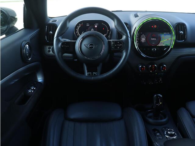 Mini COUNTRYMAN Cooper | Younique Trim + Comfort Plus Pakket + Trekhaak + Driving Assistant + Apple Carplay + Camera + Stuurwielverwarming + Comfort Acces + 18'' Pair Spoke