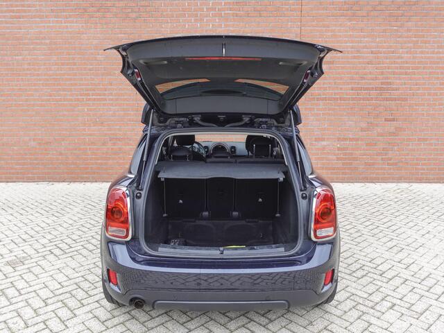 Mini COUNTRYMAN Mini 1.5 One Pepper Navigatie Parkeersensoren achter Cruise Control Airco 17" Lichtmetalen Velgen Dakrails