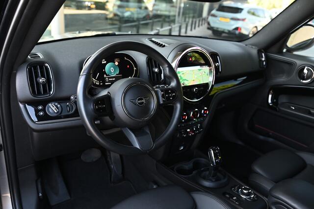 Mini COUNTRYMAN Cooper Classic Automaat / Achteruitrijcamera / LED / Comfort Access / Comfortstoelen / Stoelverwarming / Cruise Control