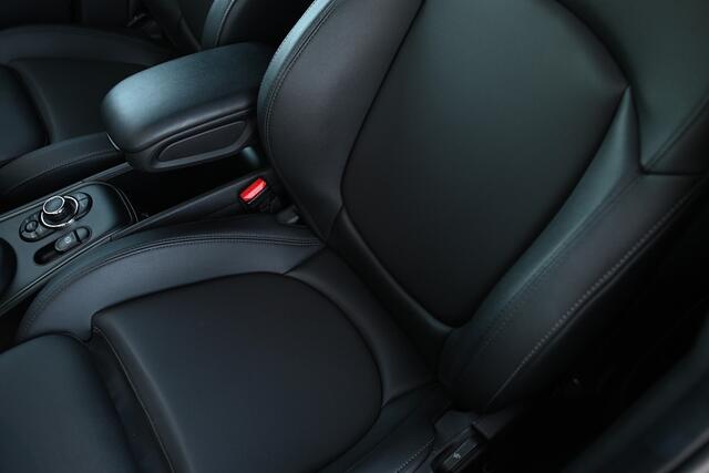 Mini COUNTRYMAN Cooper Classic Automaat / Achteruitrijcamera / LED / Comfort Access / Comfortstoelen / Stoelverwarming / Cruise Control