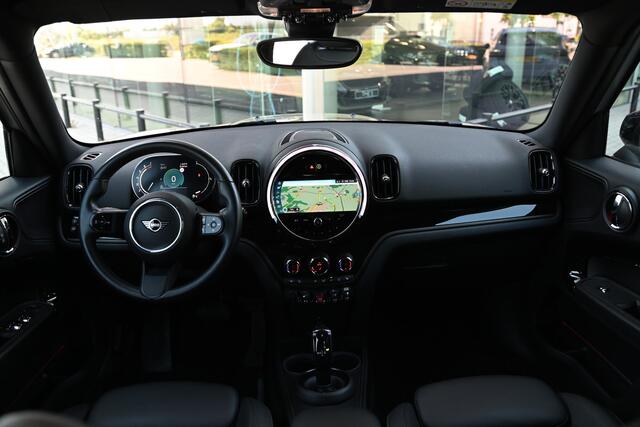 Mini COUNTRYMAN Cooper Classic Automaat / Achteruitrijcamera / LED / Comfort Access / Comfortstoelen / Stoelverwarming / Cruise Control