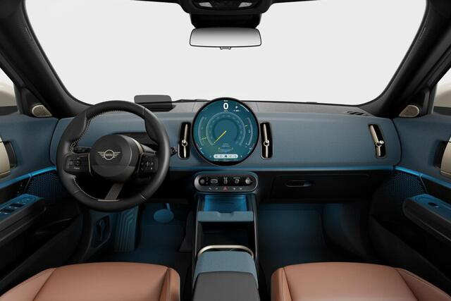 Mini COUNTRYMAN C Favoured XL | Dak en spiegelkappen in Vibrant Silver | 20" LM Windmill Spoke 2-tone | Trekhaak met elektrisch wegklapbare kogel | Glazen Panoramadak | Extra getint glas in achterportierruiten en achterruit