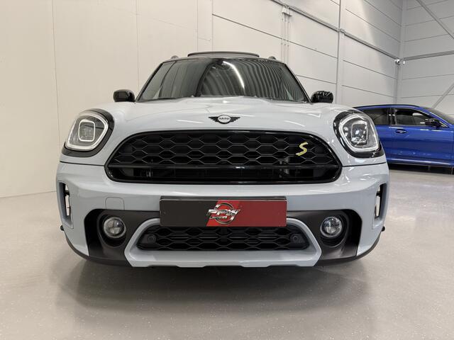 Mini COUNTRYMAN 2.0 Cooper SE ALL4 Untamed PANO/H&K/HEAD-UP/CAMERA/18"BLACK/MEMORY/SFEER/UNION-FLAG A.LICHTEN/UNIEKE AUTO, ALLE EXTERIEUR ACCENTEN BLACK ALL BLACK INCL. BELTLINE EN VELGEN BLACK/MOMENTUM-GREY