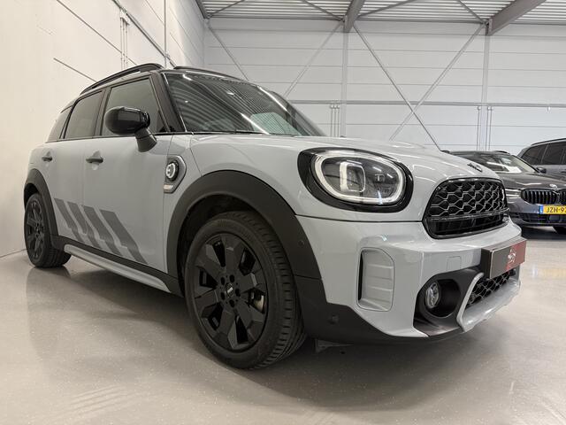 Mini COUNTRYMAN 2.0 Cooper SE ALL4 Untamed PANO/H&K/HEAD-UP/CAMERA/18"BLACK/MEMORY/SFEER/UNION-FLAG A.LICHTEN/UNIEKE AUTO, ALLE EXTERIEUR ACCENTEN BLACK ALL BLACK INCL. BELTLINE EN VELGEN BLACK/MOMENTUM-GREY