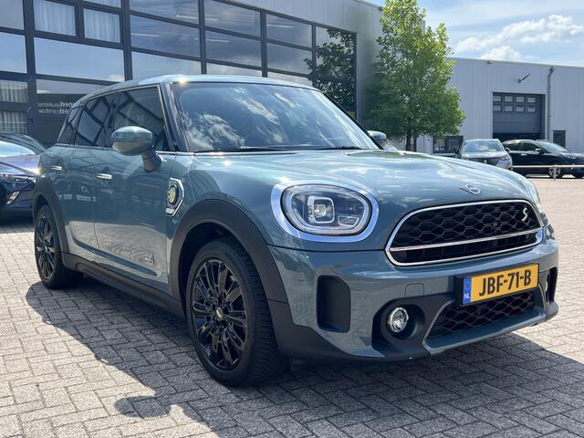 Mini COUNTRYMAN Mini Cooper SE 220 pk ALL4 PHEV Sportstoelen Carplay Stoelverwarming Zwarte Velgen Led Koplampen Union Jack Achterlichten Parkeersensoren achter Sage Green Metallic Plug In Hybride LCI Facelift Super nette staat !