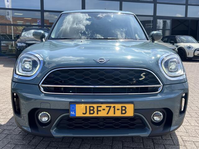 Mini COUNTRYMAN Mini Cooper SE 220 pk ALL4 PHEV Sportstoelen Carplay Stoelverwarming Zwarte Velgen Led Koplampen Union Jack Achterlichten Parkeersensoren achter Sage Green Metallic Plug In Hybride LCI Facelift Super nette staat !
