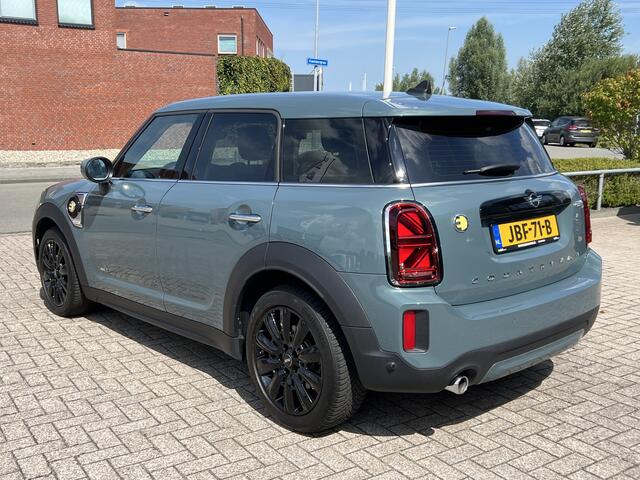 Mini COUNTRYMAN Mini Cooper SE 220 pk ALL4 PHEV Sportstoelen Carplay Stoelverwarming Zwarte Velgen Led Koplampen Union Jack Achterlichten Parkeersensoren achter Sage Green Metallic Plug In Hybride LCI Facelift Super nette staat !