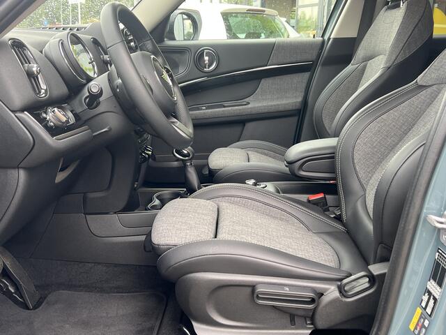 Mini COUNTRYMAN Mini Cooper SE 220 pk ALL4 PHEV Sportstoelen Carplay Stoelverwarming Zwarte Velgen Led Koplampen Union Jack Achterlichten Parkeersensoren achter Sage Green Metallic Plug In Hybride LCI Facelift Super nette staat !