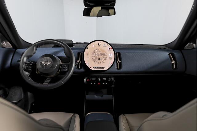 Mini COUNTRYMAN Mini 1.5 170 PK C Favoured XL Org. NL | S/K-Panodak | Elek. Trekhaak | Adapt. Cruise | Memory | Stoel-+Stuurverw. | Harman/Kardon | PDC | 360 Camera | NAV + App. Connect | ECC | Elek. Klep. | LM 19" |