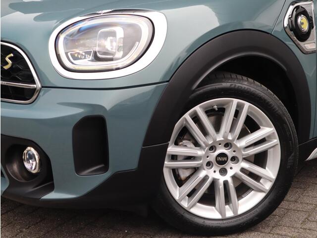 Mini COUNTRYMAN Cooper S E ALL4 Classic Automaat / Panoramadak / Stuurwielverwarming / Harman Kardon / LED / MINI Navigatiesysteem / 17 Inch / Sportstoelen / Trekhaak / Lichtpakket