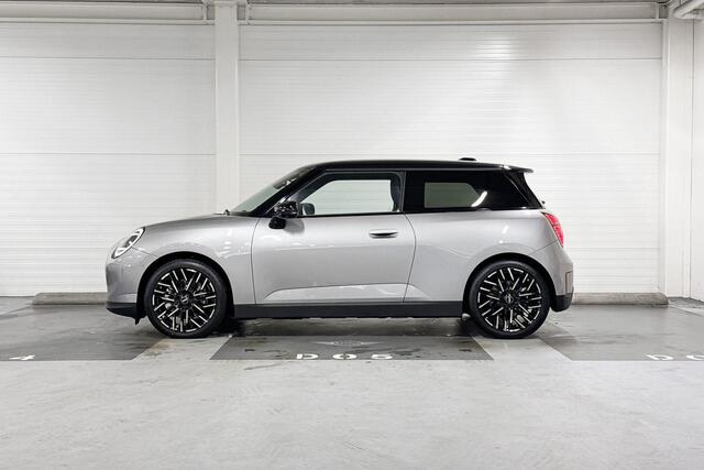 Mini Electric Cooper SE | Favoured Trim | Pakket XL | 18" Night Flash Spoke two-tone