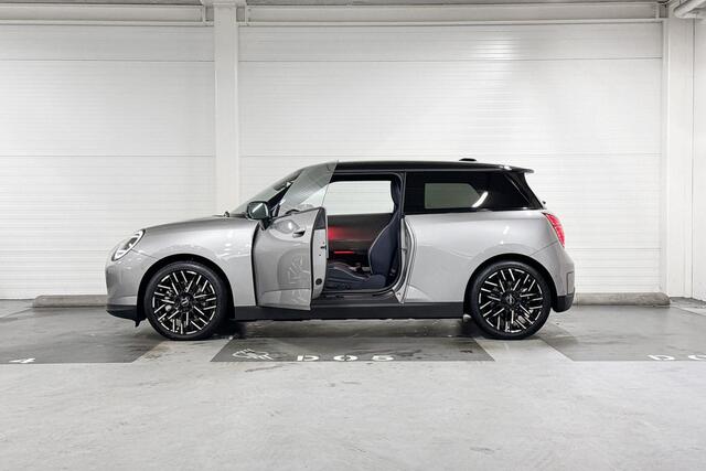 Mini Electric Cooper SE | Favoured Trim | Pakket XL | 18" Night Flash Spoke two-tone