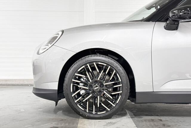 Mini Electric Cooper SE | Favoured Trim | Pakket XL | 18" Night Flash Spoke two-tone