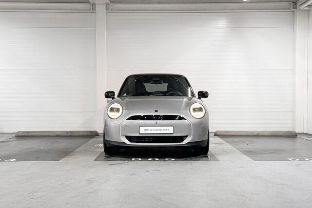 Mini Electric Cooper SE | Favoured Trim | Pakket XL | 18" Night Flash Spoke two-tone