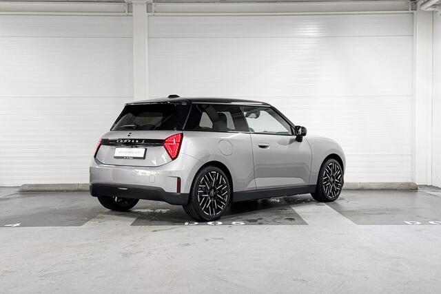 Mini Electric Cooper SE | Favoured Trim | Pakket XL | 18" Night Flash Spoke two-tone