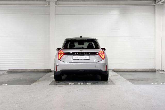 Mini Electric Cooper SE | Favoured Trim | Pakket XL | 18" Night Flash Spoke two-tone