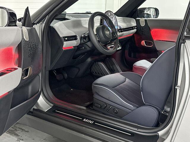 Mini Electric Cooper SE | Favoured Trim | Pakket XL | 18" Night Flash Spoke two-tone