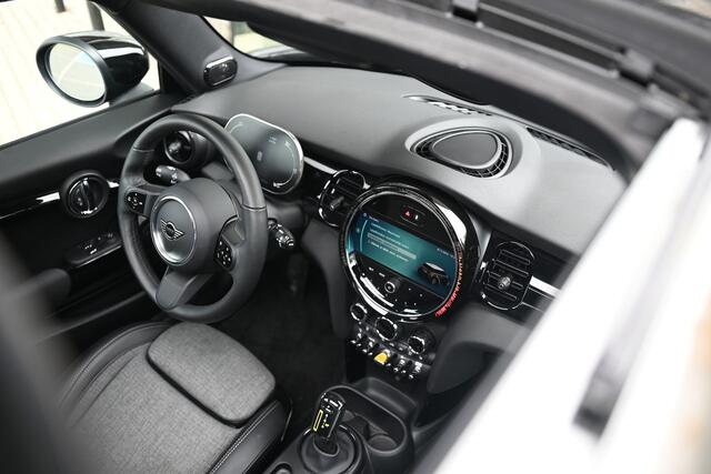 Mini Electric Classic 33 kWh / Panoramadak / Achteruitrijcamera / Stoelverwarming / Harman Kardon / Park Assistant / Cruise Control / Verwarmd stuurwiel