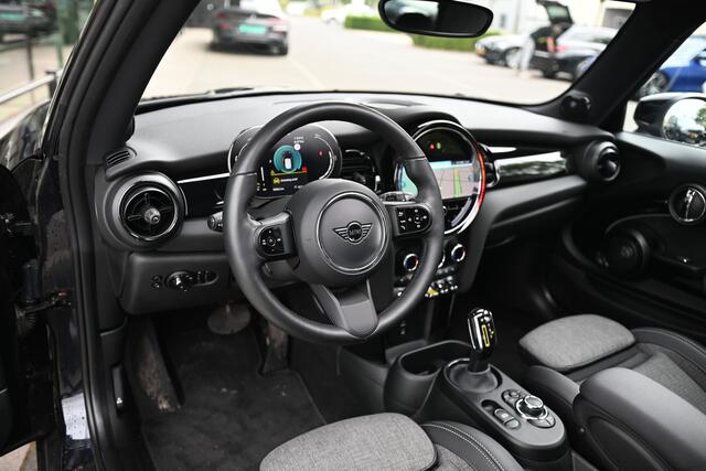 Mini Electric Classic 33 kWh / Panoramadak / Achteruitrijcamera / Stoelverwarming / Harman Kardon / Park Assistant / Cruise Control / Verwarmd stuurwiel