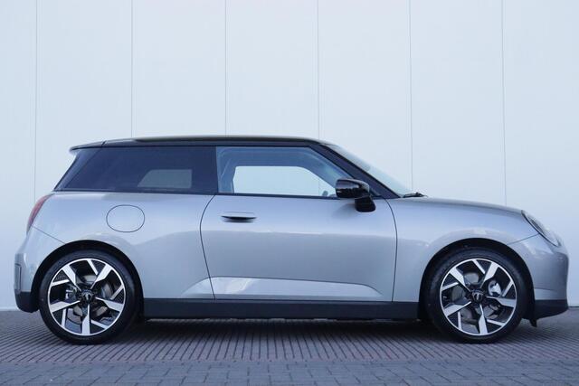 Mini Electric 3-deurs Cooper SE Classic + Pakket M / Navi / Clima / Comfort Access / Pano Dak / PDC / Achteruitrijcamera / Head-Up / 18 inch /