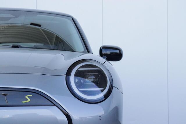 Mini Electric 3-deurs Cooper SE Classic + Pakket M / Navi / Clima / Comfort Access / Pano Dak / PDC / Achteruitrijcamera / Head-Up / 18 inch /