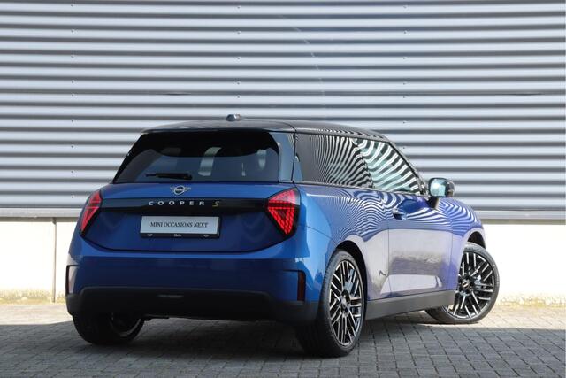 Mini Electric 3-deurs Cooper SE | Favoured + Pakket XL + Panodak + Driving Assistant Plus + Harman Kardon + Elektr. Stoelen + Massage + 18'' Night Flash Spoke 2-tone