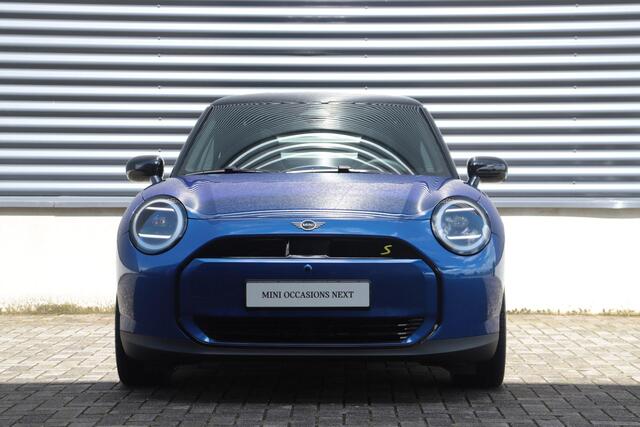 Mini Electric 3-deurs Cooper SE | Favoured + Pakket XL + Panodak + Driving Assistant Plus + Harman Kardon + Elektr. Stoelen + Massage + 18'' Night Flash Spoke 2-tone