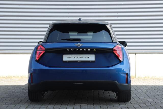 Mini Electric 3-deurs Cooper SE | Favoured + Pakket XL + Panodak + Driving Assistant Plus + Harman Kardon + Elektr. Stoelen + Massage + 18'' Night Flash Spoke 2-tone