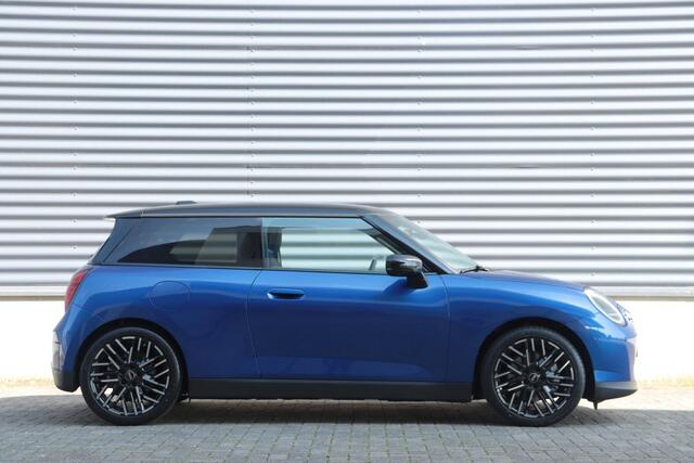 Mini Electric 3-deurs Cooper SE | Favoured + Pakket XL + Panodak + Driving Assistant Plus + Harman Kardon + Elektr. Stoelen + Massage + 18'' Night Flash Spoke 2-tone