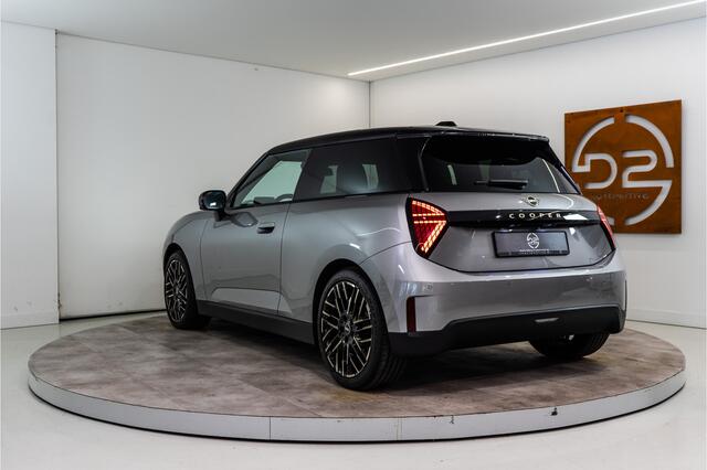 Mini Electric Mini Cooper SE Favoured 54.2 kWh 218PK NIEUW | Pakket XL | Harman/Kardon | Pano | Sfeer | VOL!