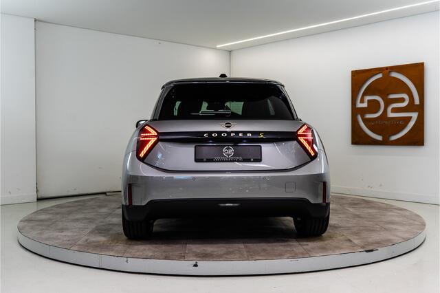 Mini Electric Mini Cooper SE Favoured 54.2 kWh 218PK NIEUW | Pakket XL | Harman/Kardon | Pano | Sfeer | VOL!