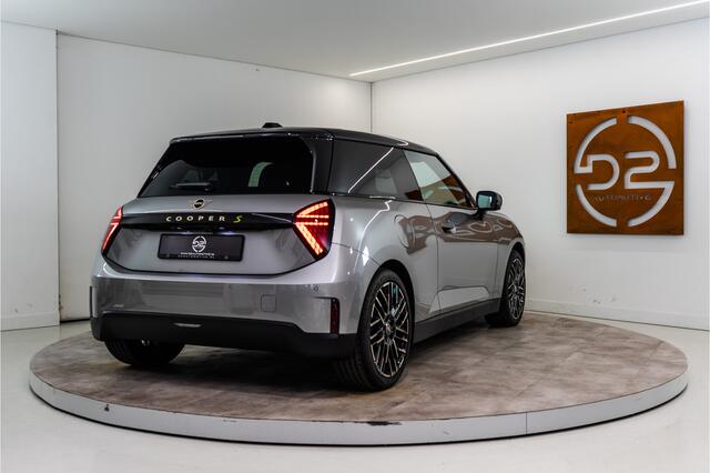 Mini Electric Mini Cooper SE Favoured 54.2 kWh 218PK NIEUW | Pakket XL | Harman/Kardon | Pano | Sfeer | VOL!